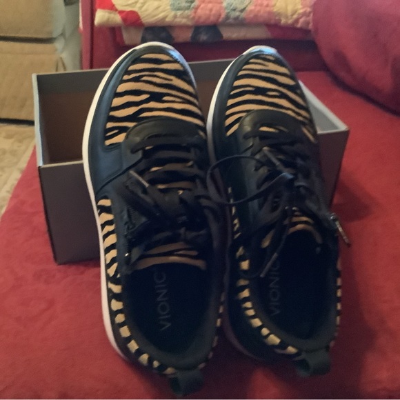 Vionic remi tiger print sneakers. Arch support orthotic. Black ties - Picture 8 of 9